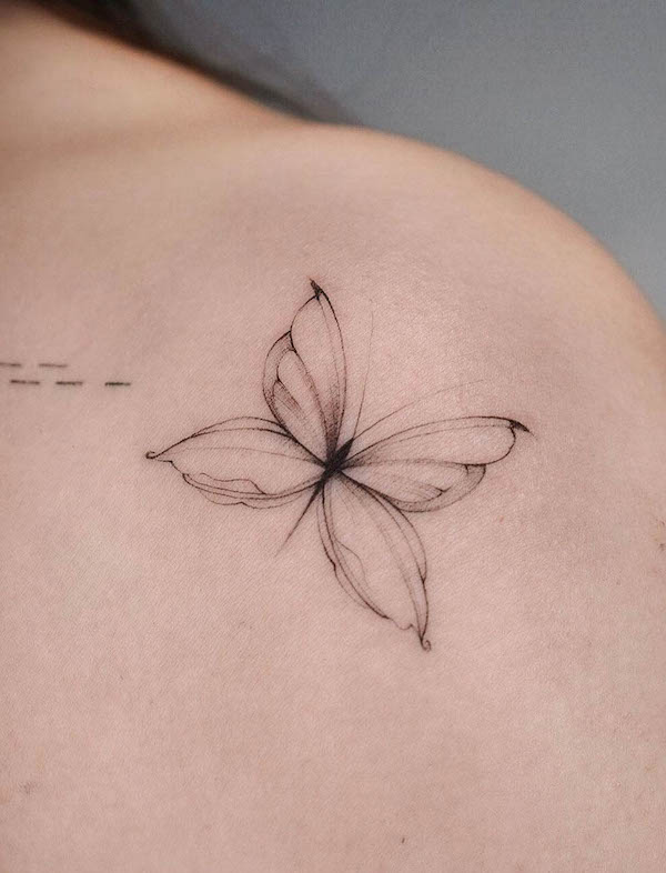 Tatuaggio a spalla con farfalla a linea fine di @lasstattoo