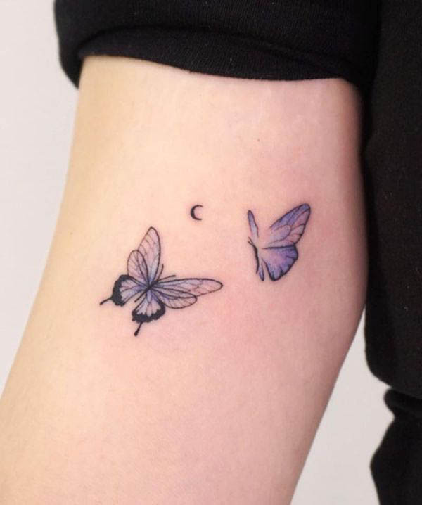 Tatuaggio di rinascita con luna piccola e farfalle di @dokdantattoo