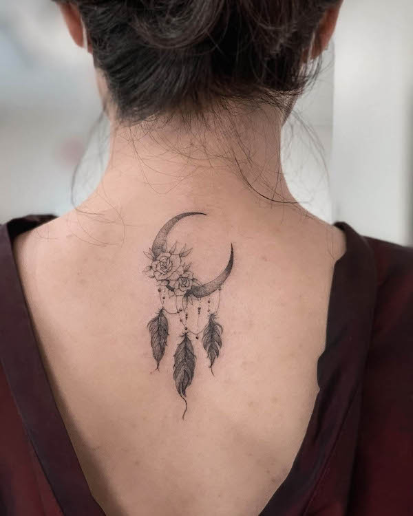 Tatuaggio della luna nuova di @mcqueen_mode