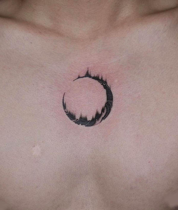 Tatuaggio del petto con la luna nuova di @daan.kim_
