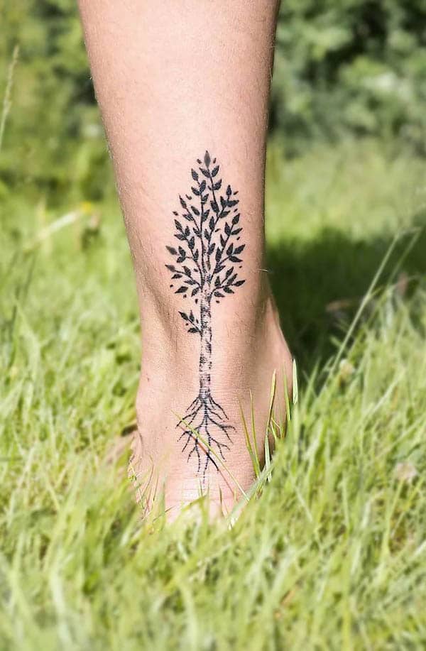 Tatuaggio con betulla di @nuna.tattooritual_2