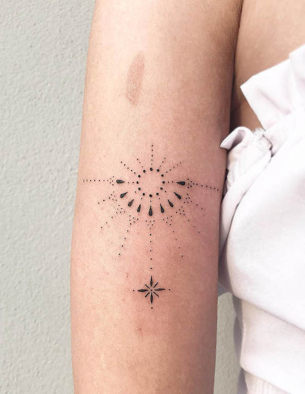 Tatuaggio ornamentale dell'alba di @indigoforevertattoo