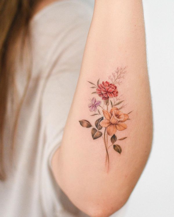 Garofano, violetta e bouquet di narcisi tatuato da @bryan.ge_