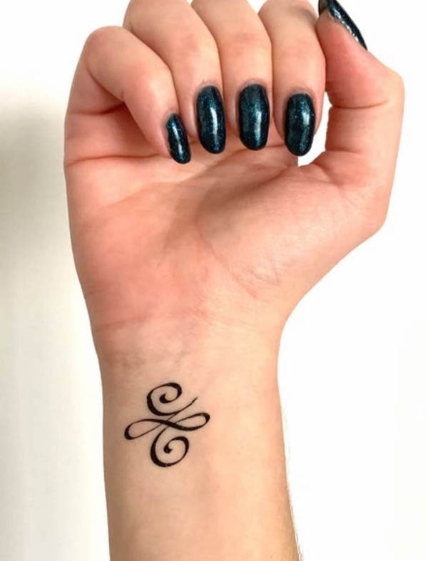 Tatuaggio celtico con simbolo del nuovo inizio da @tattoodayshop