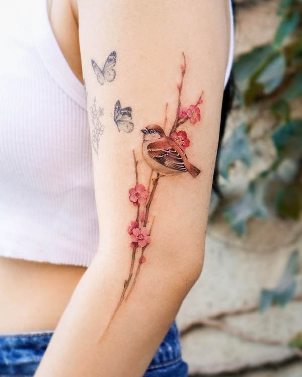 Tatuaggio con fiori di ciliegio di @abii_tattoo