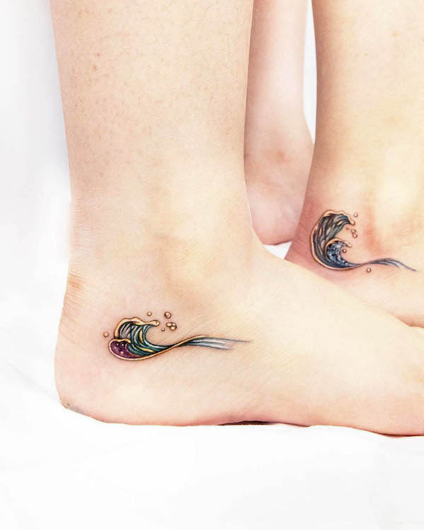 Tatuaggi a onde abbinate di @tattooist_toma