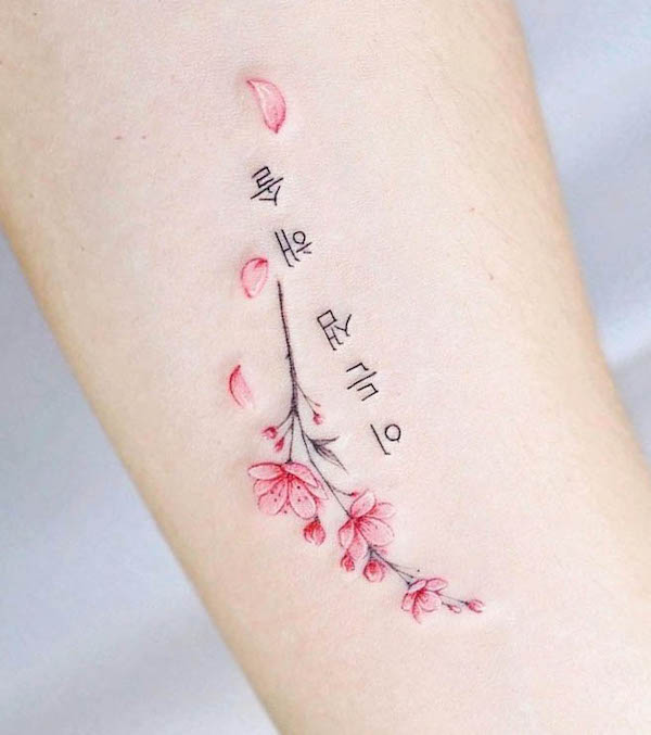 Tatuaggio con fiori di ciliegio di @vane.tattoo_