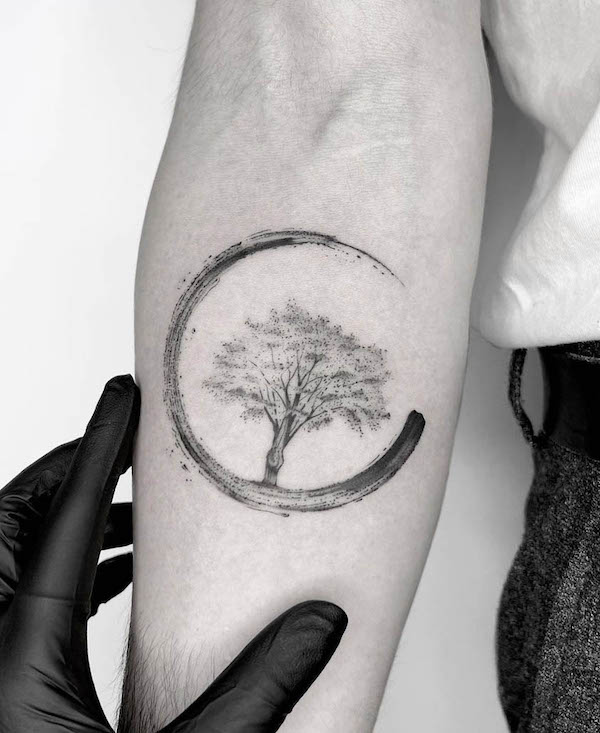 Tatuaggio dell'albero della vita di @acra.tattoos