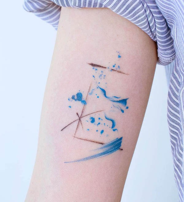 Tatuaggio a onde astratte di @tattooist_arun