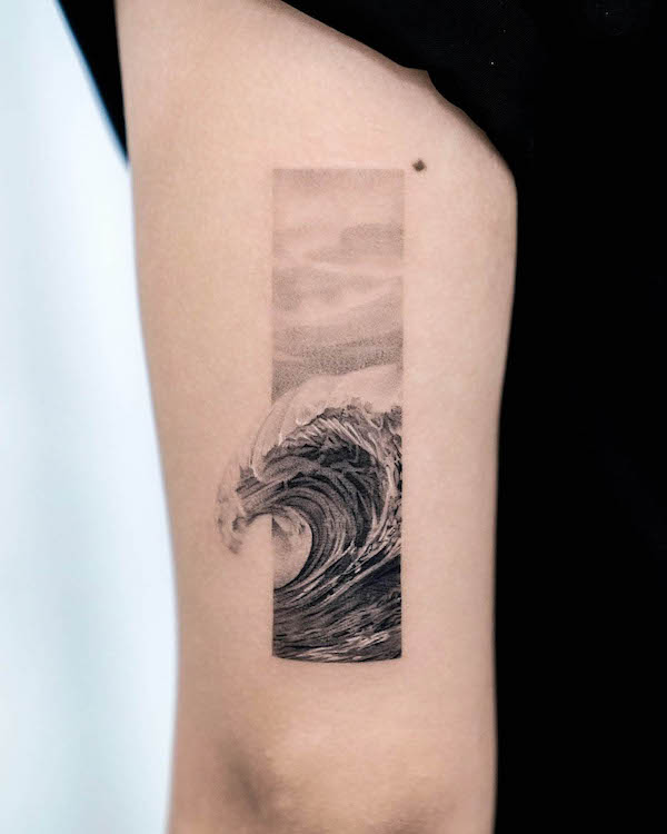 Tatuaggio con pittura ad onde di @start.your_.line_