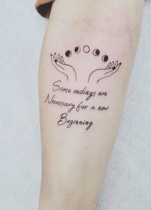 Tatuaggio con citazione di un nuovo inizio da @mr.jones_.tattoo