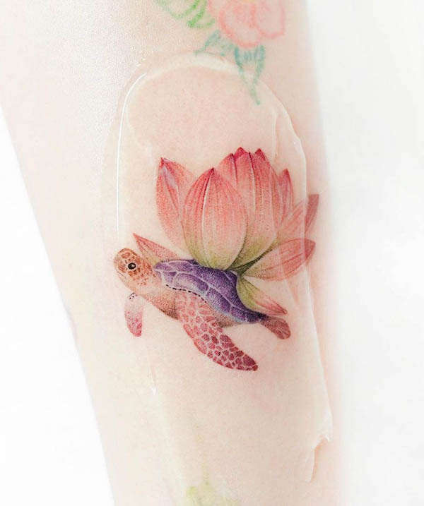 Tatuaggio con fiore di loto di @eontattoo