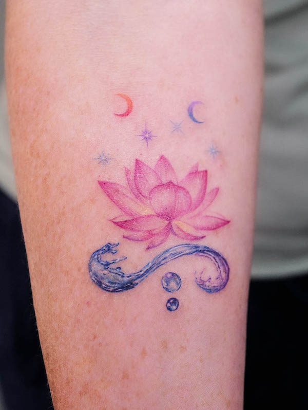 Tatuaggio con loto e acqua di @guseul_tattoo