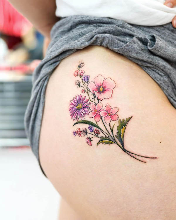 tatuaggio fiore sulla coscia di @jooyoung_tt