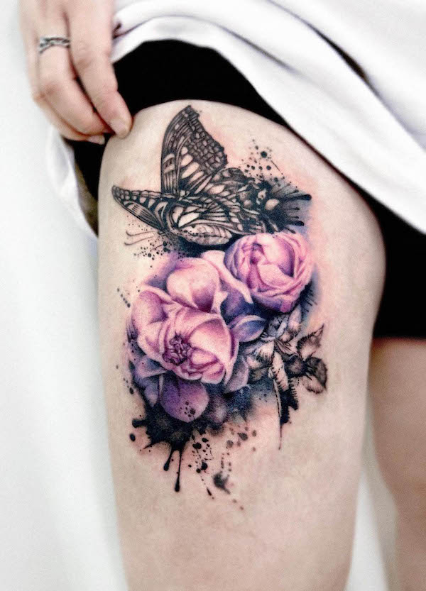 Realismo rosa e farfalla tatuaggio coscia da @gooka.tattoo
