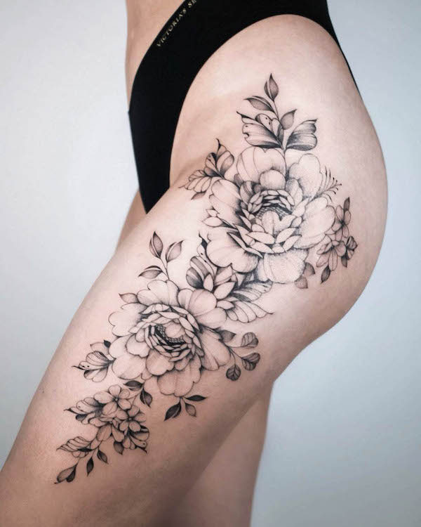 tatuaggio rosa sulla coscia di @mafmonroy