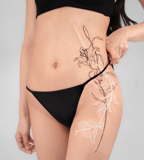 Lily tatuaggio sulla coscia con inchiostro bianco e nero di @pauline.son_