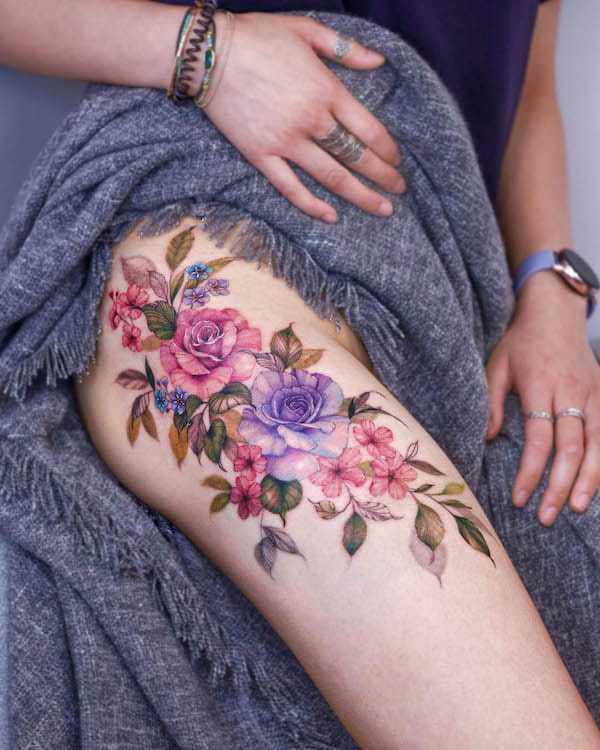 Bellissimo tatuaggio di fiori sulla coscia di @tattooist_silo