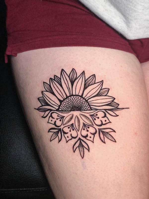 Tatuaggio del girasole sulla coscia di @daveinks.88