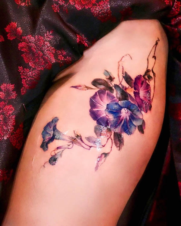tatuaggio floreale sulla coscia di @seolheetattoo