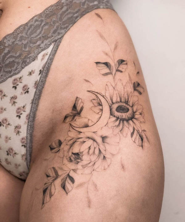 Tatuaggio di girasole su fianchi e cosce di @bakken_tattoo