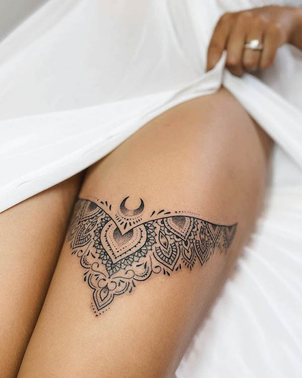 Tatuaggio all'henné con farfalla sulla coscia di @anais_chabane
