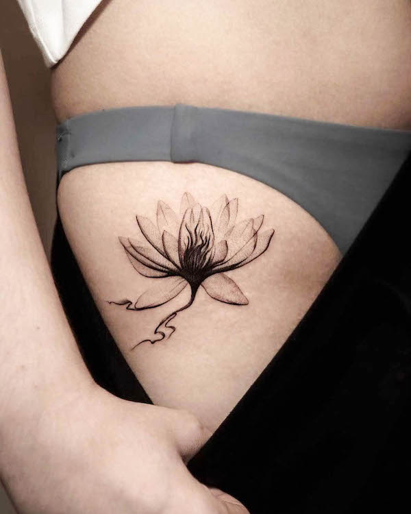 tatuaggio floreale sulla coscia di @vimanatattoostudio