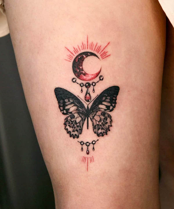 tatuaggio a farfalla sulla coscia di @tattooist_danha