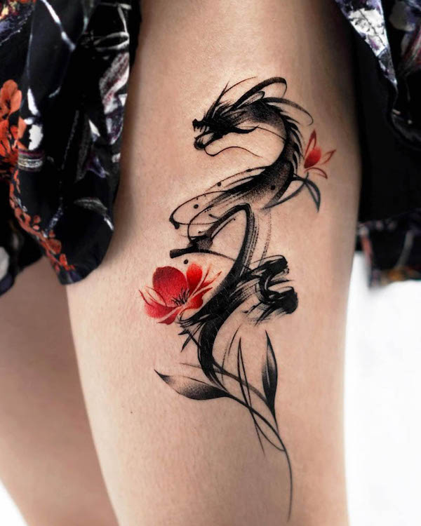 Tatuaggio di drago nero sulla coscia da @mukyeon_tattoo