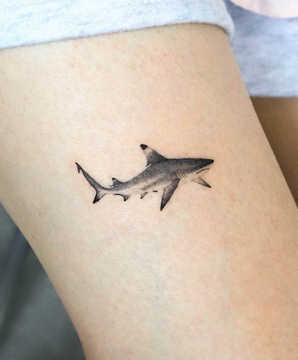 Piccolo squalo tatuato sulla coscia da @eunyutattoo