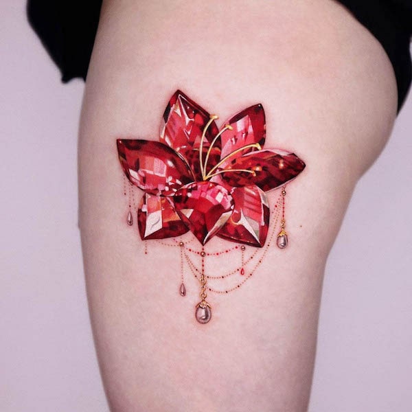 Tatuaggio di cristallo di loto sulla coscia da @yeriel_tattoo
