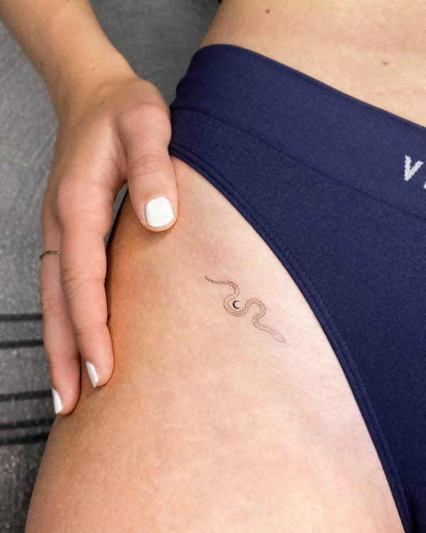 piccolo tatuaggio sulla coscia da @little.tattoos