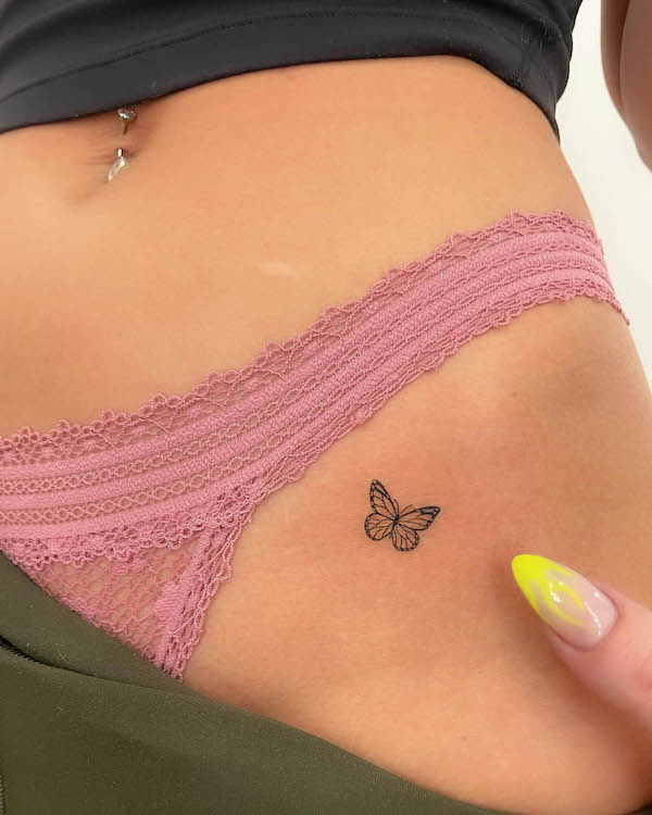 Tatuaggio di piccola farfalla sulla coscia superiore di @joannamroman