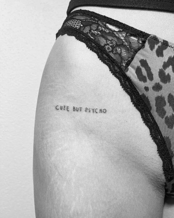 Tatuaggio di dichiarazione nella parte superiore della coscia da @line.art_.tattoo
