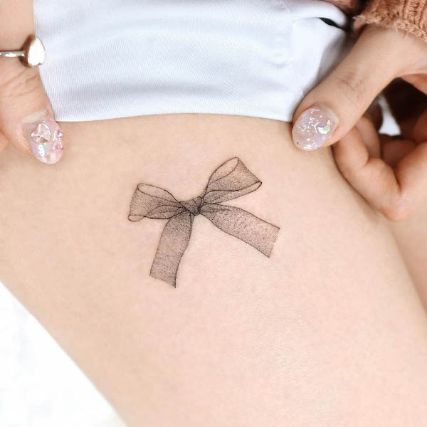 Tatuaggio di piccolo fiocco sulla coscia di @palette.tt_