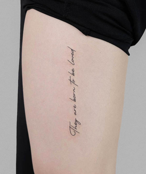 citazione tatuaggio sulla coscia da @floi.tattoo