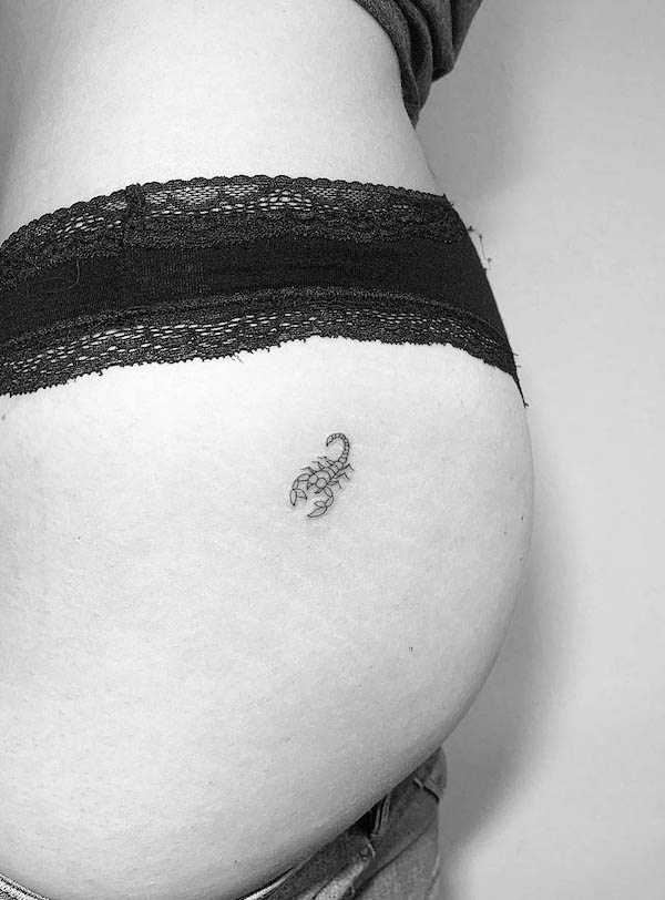 Piccolo Scorpione tatuaggio sulla coscia da @line.art_.tattoo