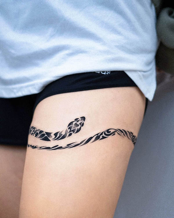 Tatuaggio serpente sulla coscia da @e.nal_.tattoo
