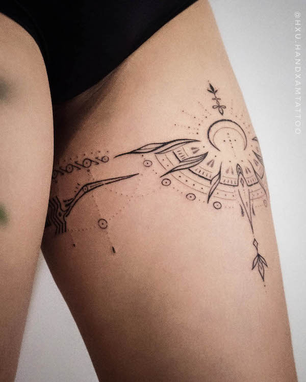 tatuaggio a fascia sulla coscia di @hxu.handxamtattoo