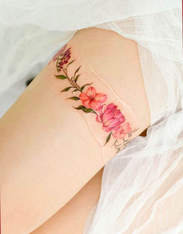 Tatuaggio a fascia floreale sulla coscia di @yerae_tt