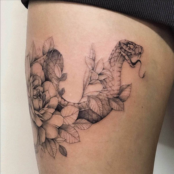 tatuaggio serpente sulla coscia da @dnq.tattoo