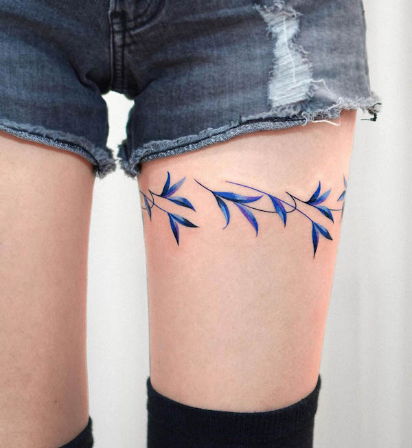 tatuaggio a fascia sulla coscia di @eden_tattoo_
