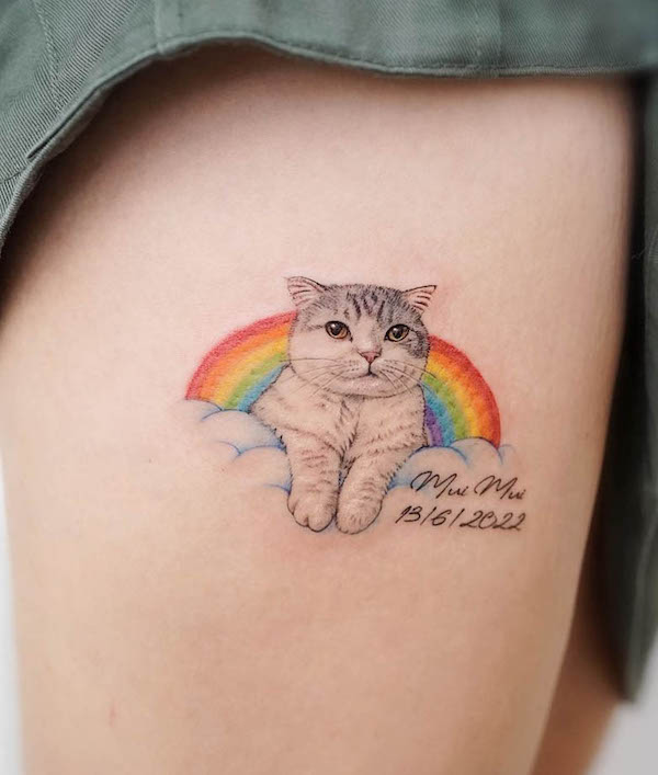 Tatuaggio carino con arcobaleno e gatto di @hktattoo_ying24