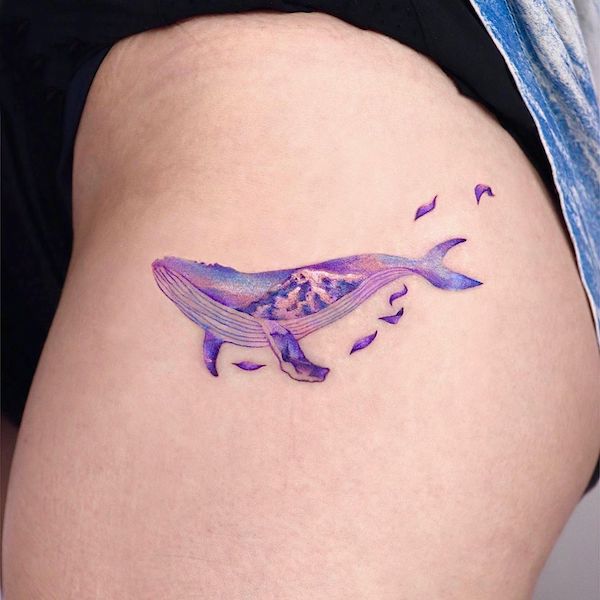 Tatuaggio sulla coscia con balena viola di @ornot_tattoo