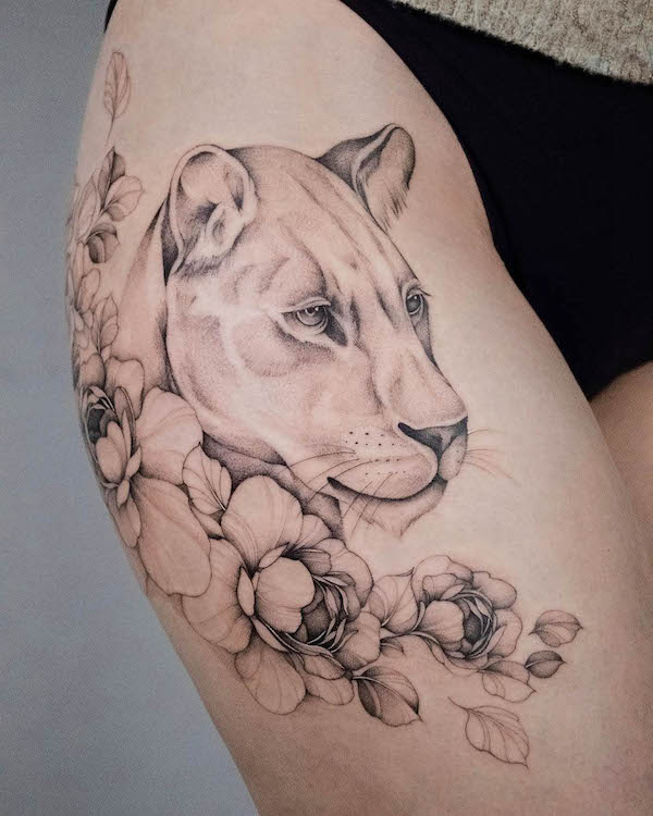 Tatuaggio con leone sulla coscia di @tasiatattoos