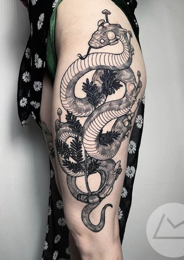 Serpente fantasia laterale della coscia di @allsacredtattoo