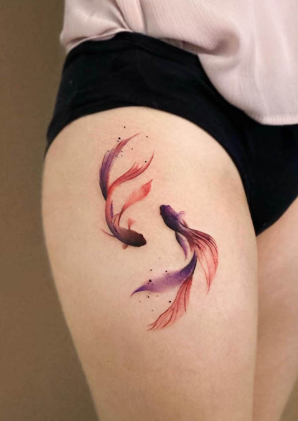 Pesci pesce tatuaggio sulla coscia da @leean.ink_