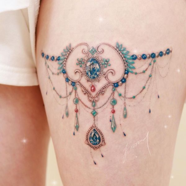 Tatuaggio di gioielli mozzafiato di @tattooist_jammy.j
