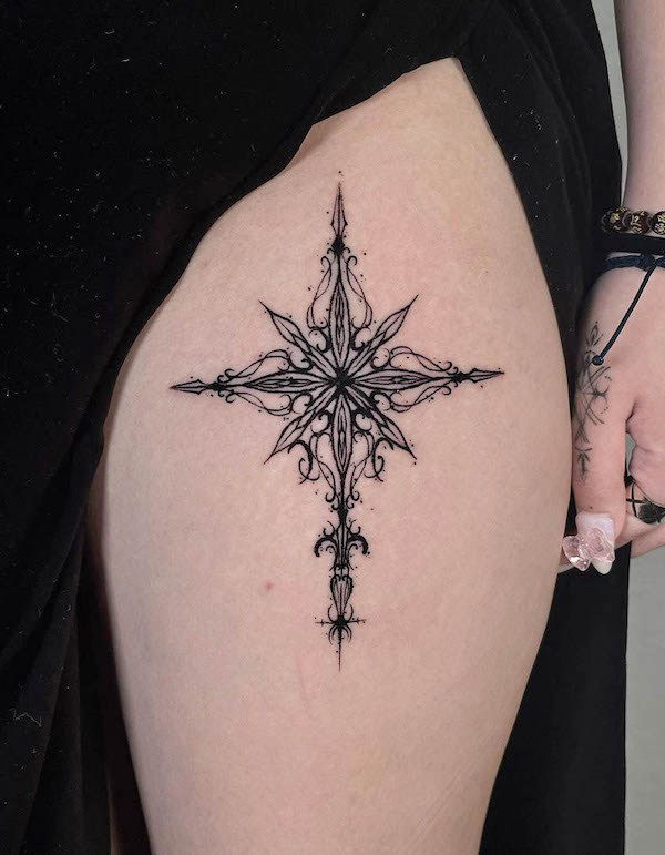 Tatuaggio sulla coscia con ornamento nero di @kwann_ew.blk_