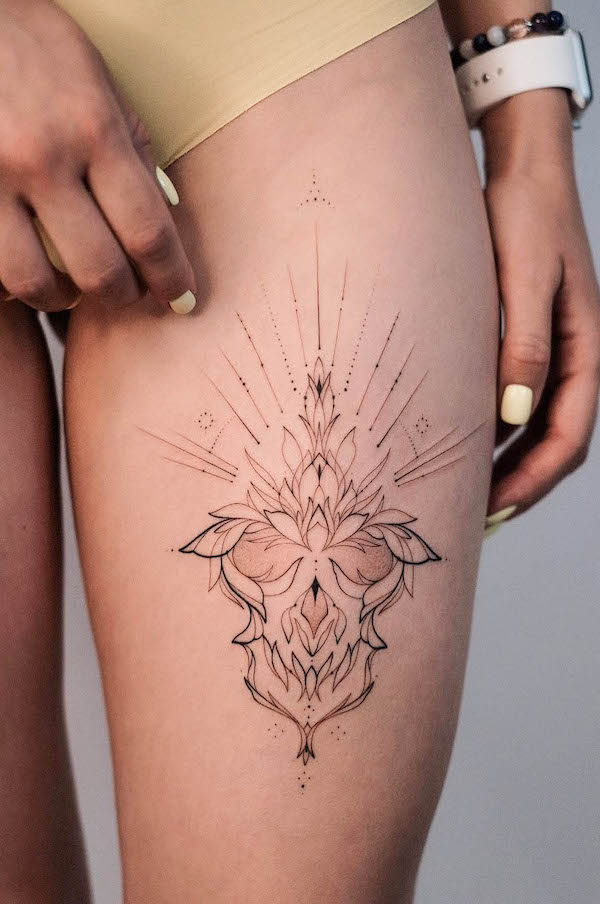Tatuaggio astratto della coscia con ornamento da @flow.tts_